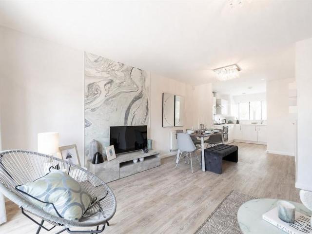 4 bedroom detached house to rent