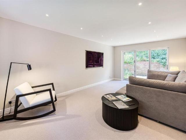 4 bedroom detached house to rent