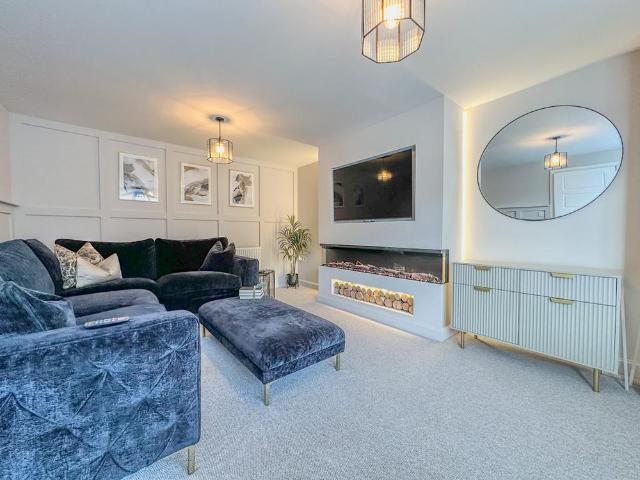 4 bedroom detached house to rent