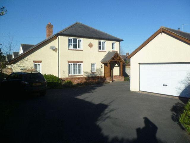 4 bedroom detached house to rent
