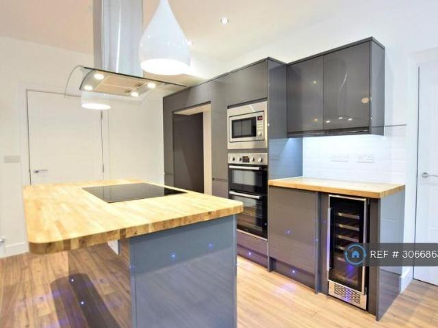 4 bedroom detached house to rent