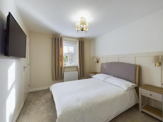 4 bedroom detached house to rent