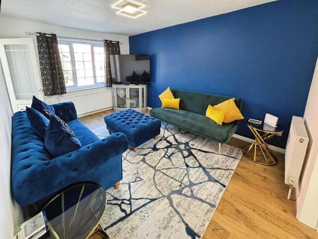 4 bedroom detached house to rent