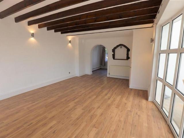 4 bedroom detached house to rent