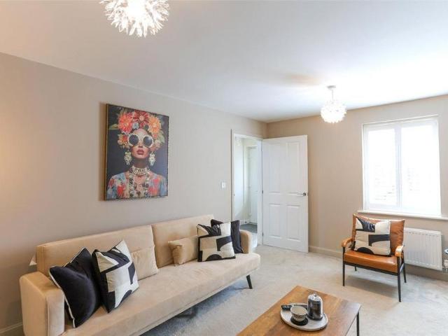 4 bedroom detached house to rent