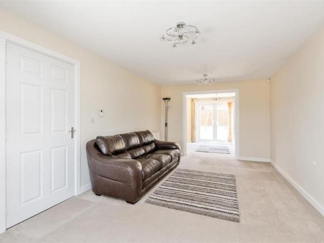 4 bedroom detached house to rent