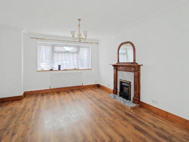 4 bedroom detached house to rent