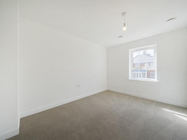 4 bedroom detached house to rent