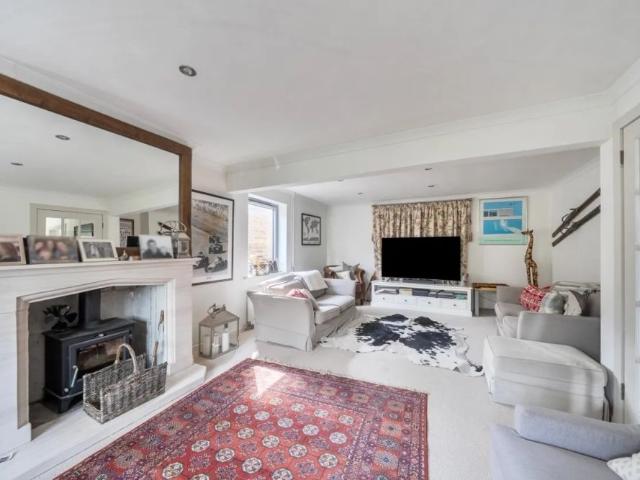 4 bedroom detached house to rent