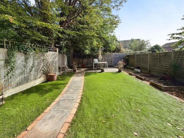 4 bedroom detached house to rent