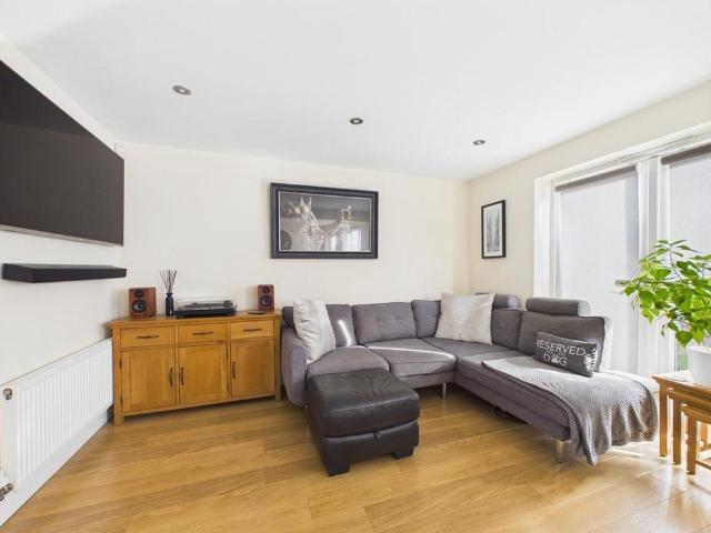 4 bedroom detached house to rent