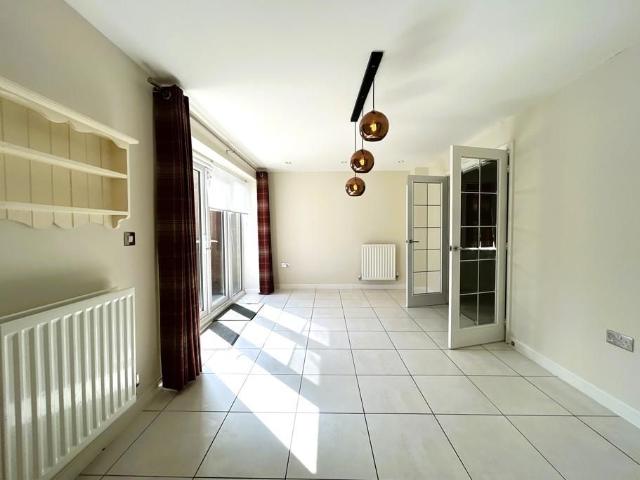4 bedroom detached house to rent