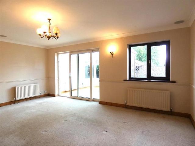 4 bedroom detached house to rent
