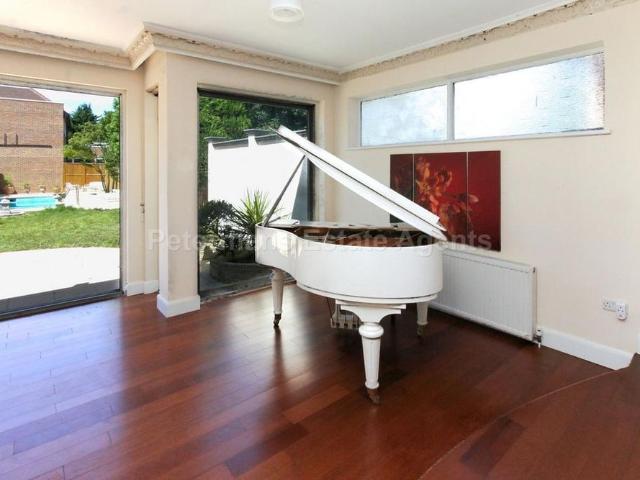 4 bedroom detached house to rent