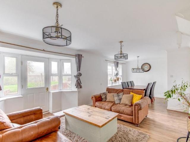4 bedroom detached house to rent
