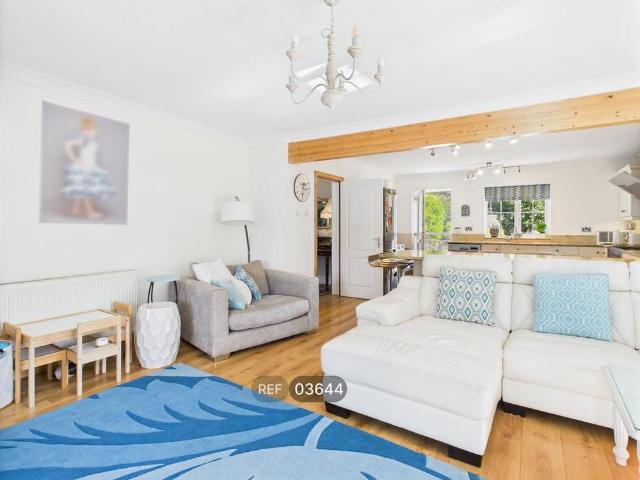 4 bedroom detached house to rent