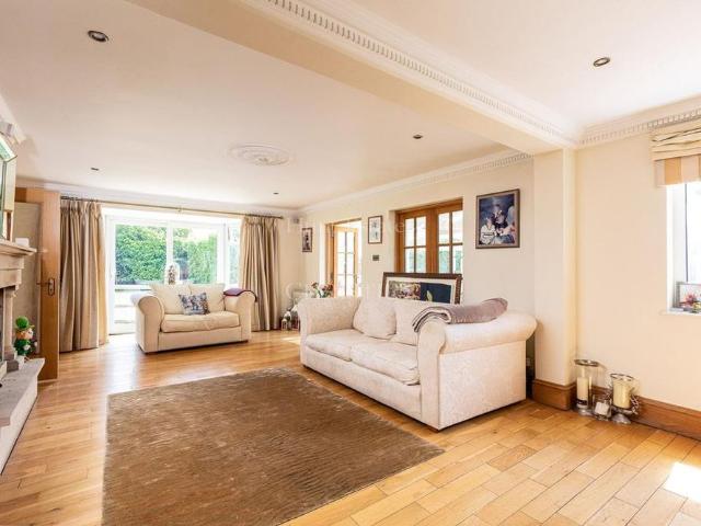4 bedroom detached house to rent