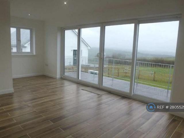 4 bedroom detached house to rent