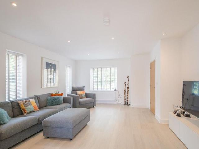 4 bedroom detached house to rent