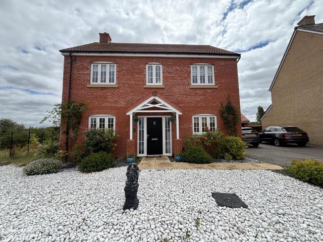 4 bedroom detached house to rent