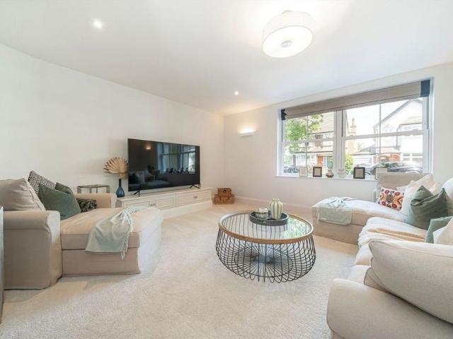 4 bedroom detached house to rent
