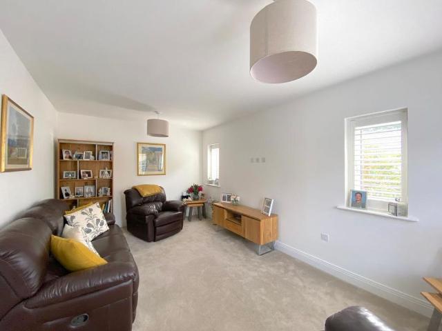 4 bedroom detached house to rent