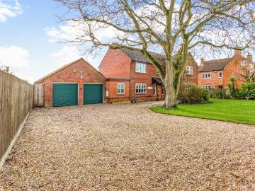4 bedroom detached house to rent
