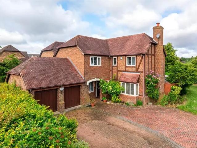 4 Bedroom Detached House To Rent In Lynmouth Crescent, Furzton, Milton Keynes, Buckinghamshire, MK4