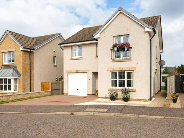 4 Bedroom Detached Villa House