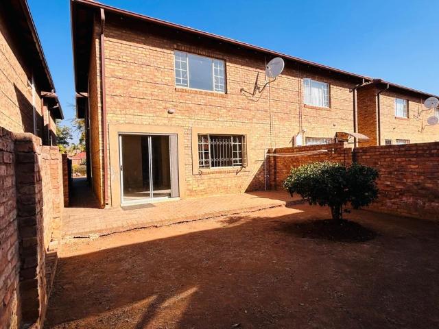 4 Bedroom duplex townhouse sectional to rent in Theresapark, Akasia
