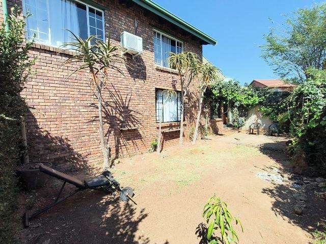 4 Bedroom duplex townhouse sectional to rent in Weavind Park, Pretoria