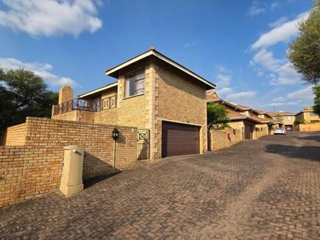 4 Bedroom duplex townhouse sectional to rent in North Riding, Randburg