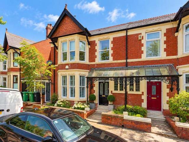 4 Bedroom End Of Terrace House
