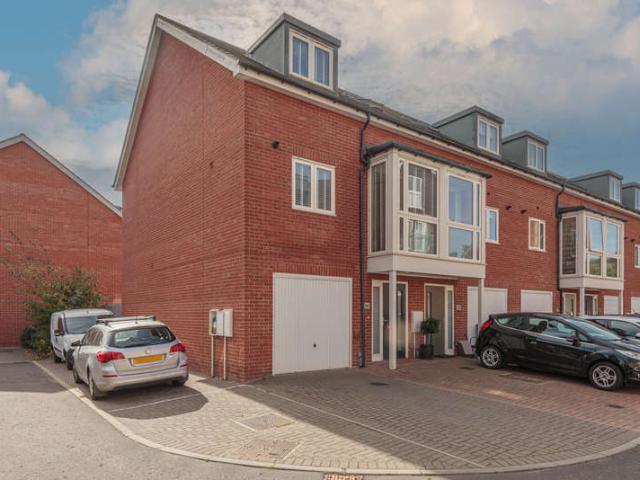 4 Bedroom End Of Terrace House