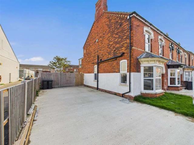 4 Bedroom End Of Terrace House