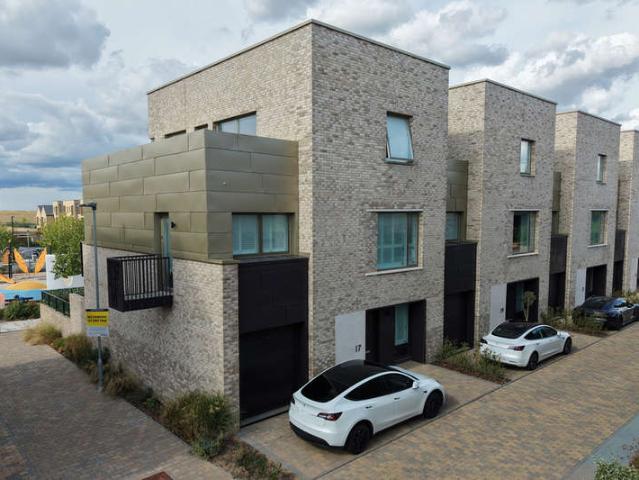 4 Bedroom End Of Terrace House