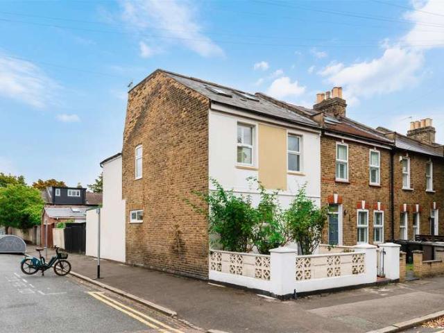 4 Bedroom End Of Terrace House