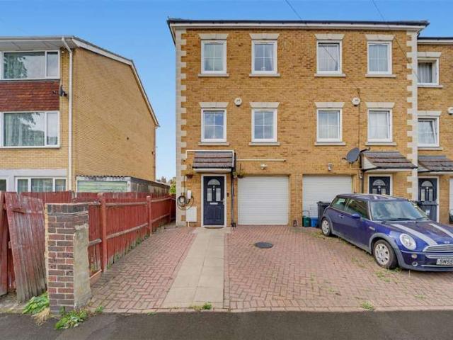 4 Bedroom End Of Terrace House