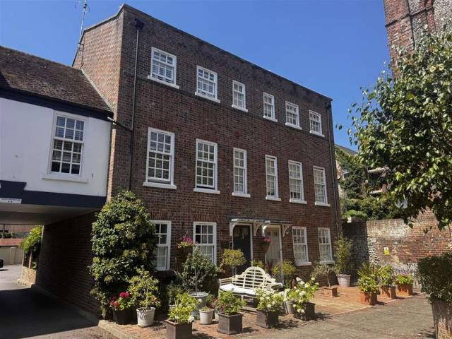 4 Bedroom End Of Terrace House