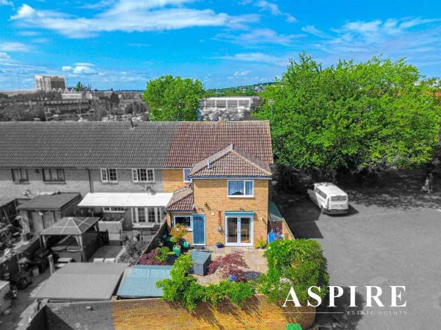 4 Bedroom End Of Terrace House