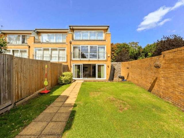 4 Bedroom End Of Terrace House