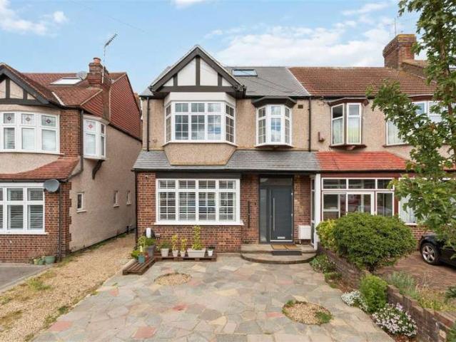4 Bedroom End Of Terrace House