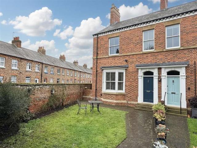 4 Bedroom End Of Terrace House