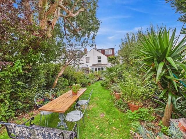 4 Bedroom End Of Terrace House