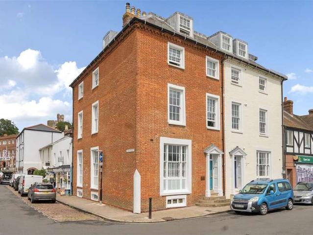 4 Bedroom End Of Terrace House