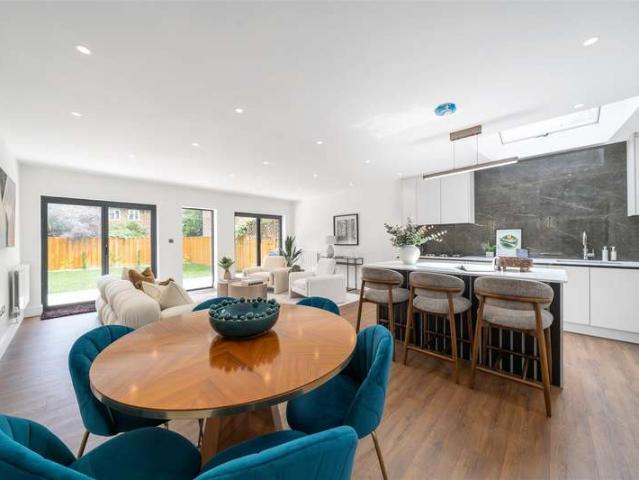 4 Bedroom End Of Terrace House