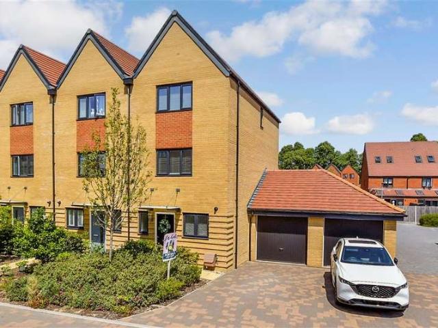 4 Bedroom End Of Terrace House