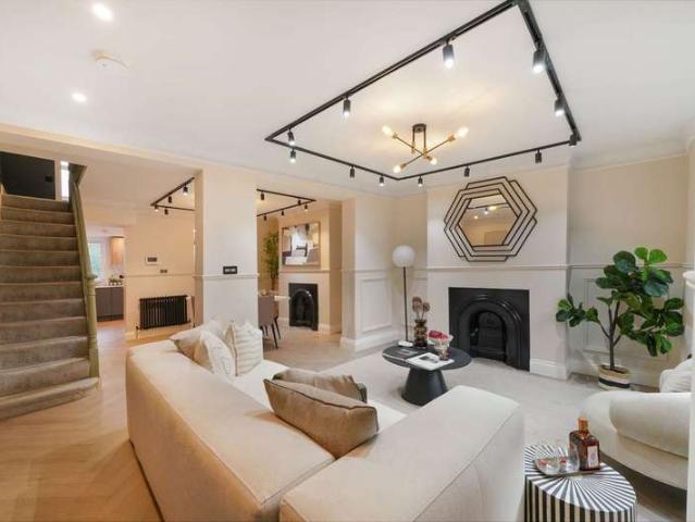 4 Bedroom End Of Terrace House