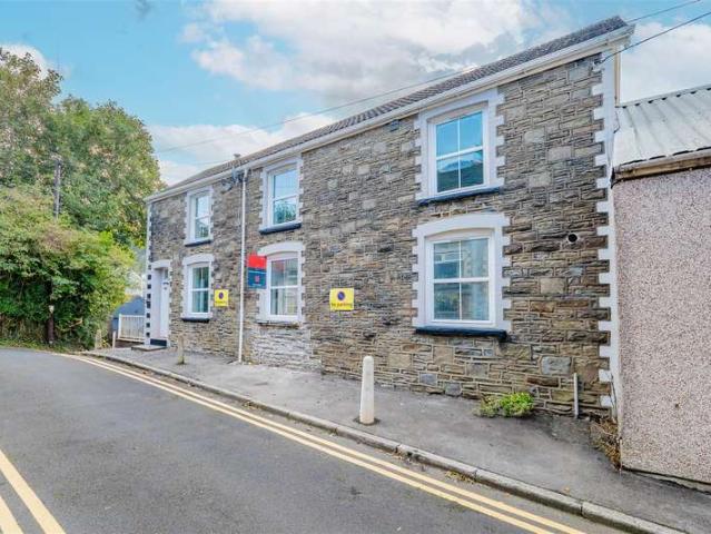 4 Bedroom End Of Terrace House