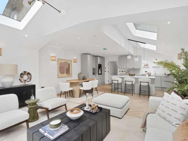 4 Bedroom End Of Terrace House